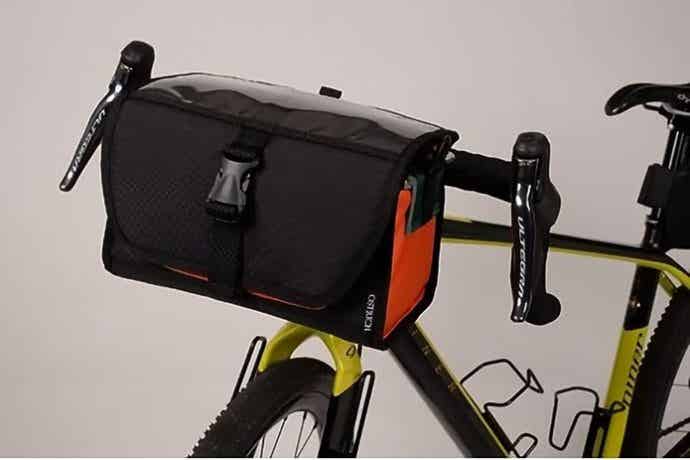 ロードバイクに取り付けたフロントバッグ