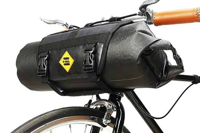 円筒型のフロントバッグ