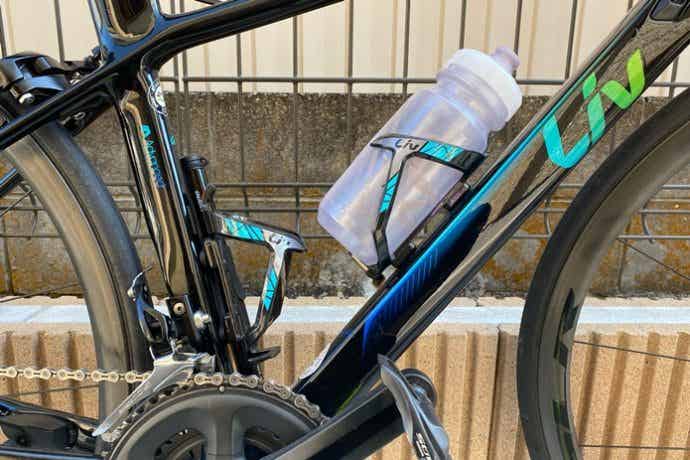 ボトルケージにボトルを収納したロードバイク