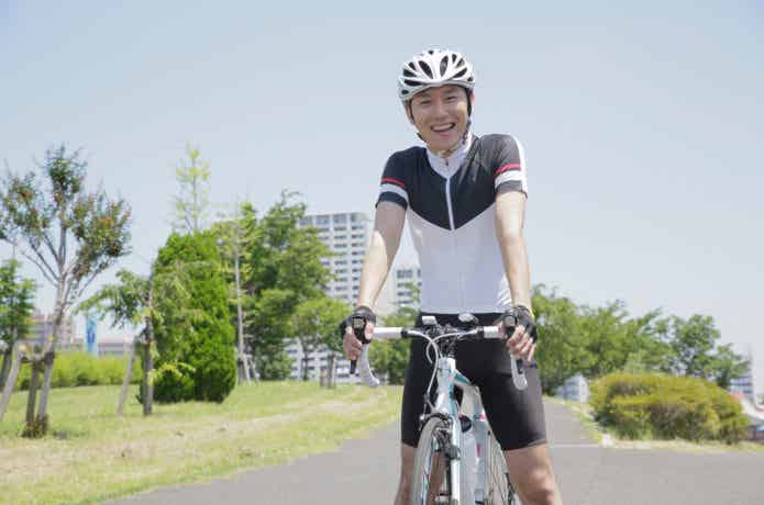 自転車に乗る男性