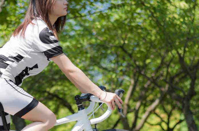 サイクルウェアを着る女性