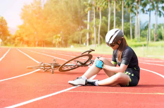 ロードバイクで怪我をした女性