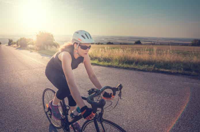 ケイデンスを維持しようとすると疲れる ロードバイクで走る女性