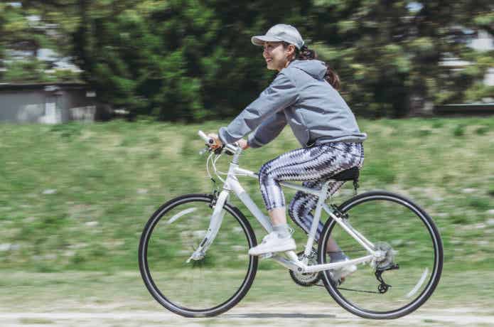 クロスバイクに乗る女性