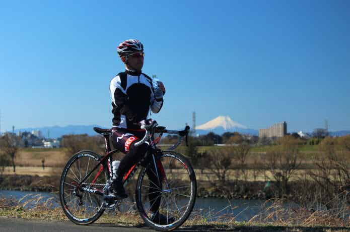 ロードバイクに乗る男性