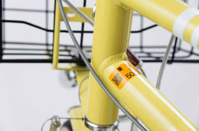 自転車に貼った防犯登録のシール