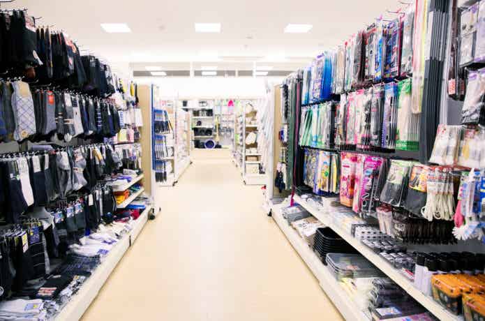 100円均一ショップの店内