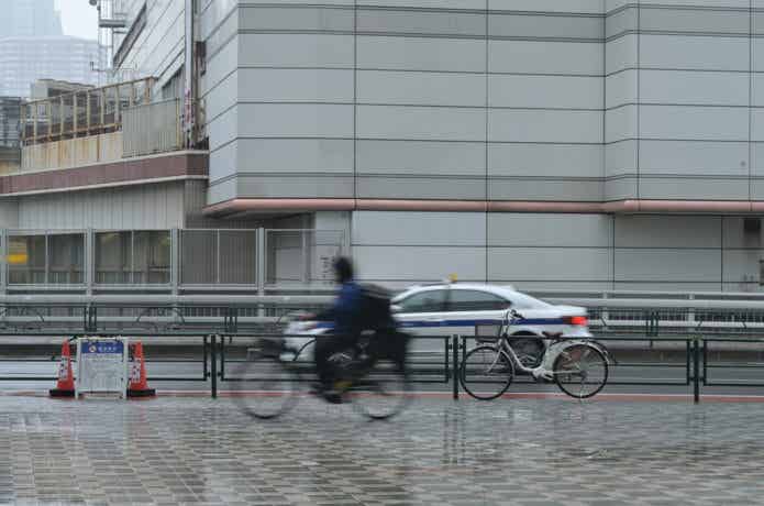 雨の日に自転車に乗る人