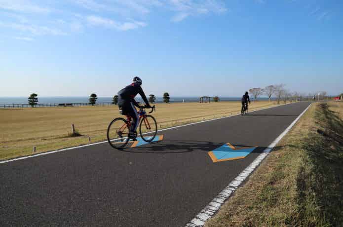 サイクリングロードを走る人