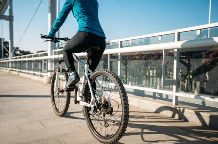 マウンテンバイクに乗る女性