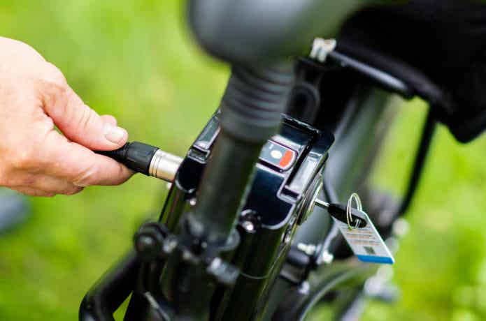 電動アシスト自転車に充電コードをつなぐ