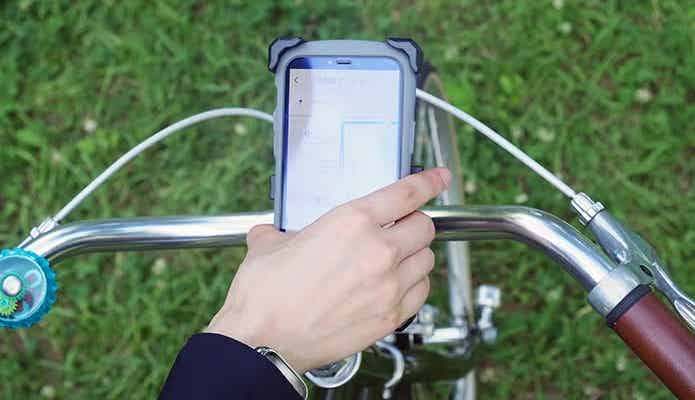 スマホカバーを持つ手