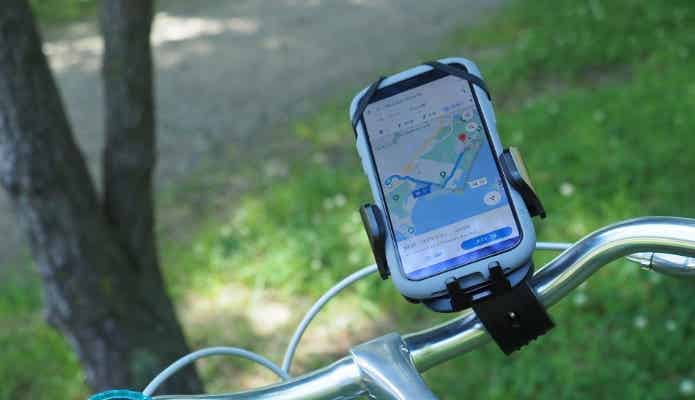 ホルダーに取り付けたスマホでナビ機能を使用する様子
