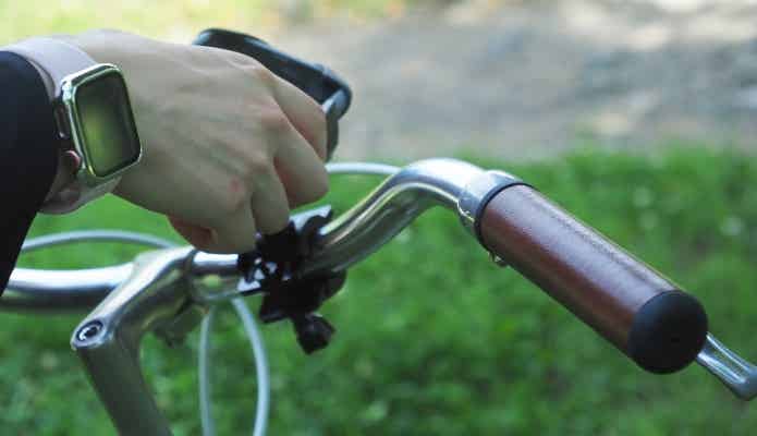 ホルダーをハンドルに取り付ける様子