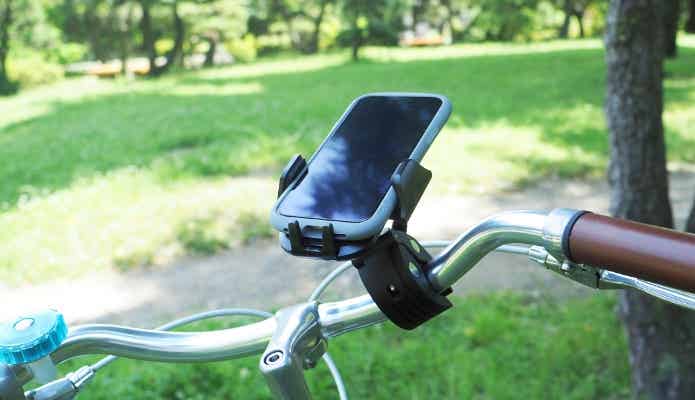 スマホをホルダーに取り付けた様子