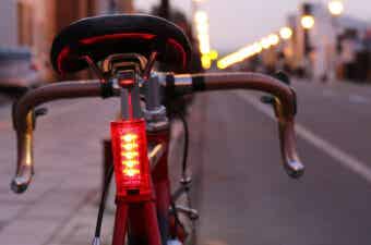 【2023年】おすすめの自転車テールライト25選｜ソーラーや自動点灯も！