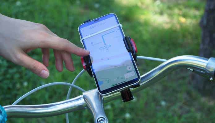 スマホのナビを確認する様子