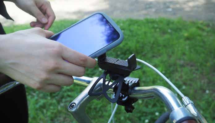 スマホをホルダーに取り付ける様子
