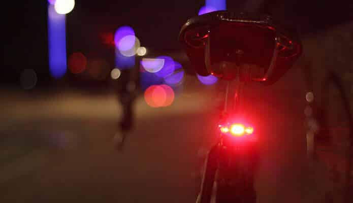 夜間に点灯しているテールライト