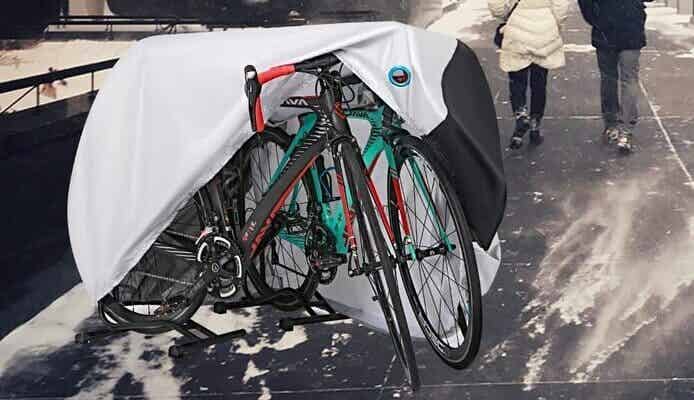 2台以上の自転車にカバーをかけた様子