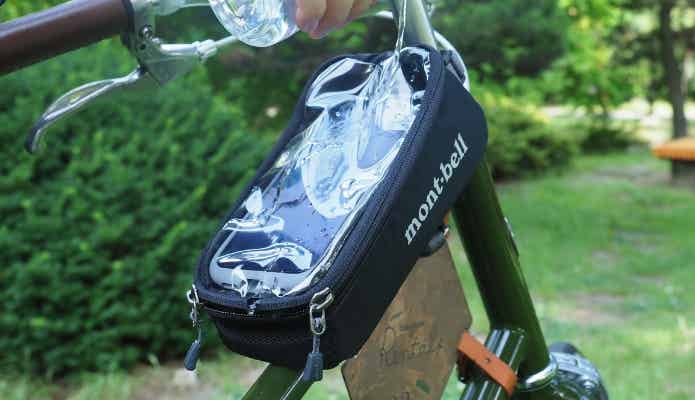フルカバー式ホルダーに水をかけている様子