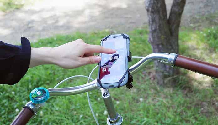 スマホカバーを操作する手