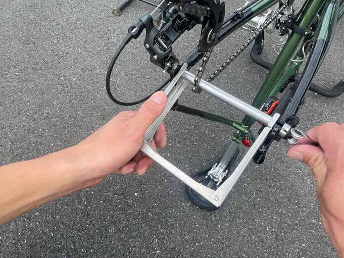 ディスクブレーキ自転車の輪行手順⑤エンド金具を付ける