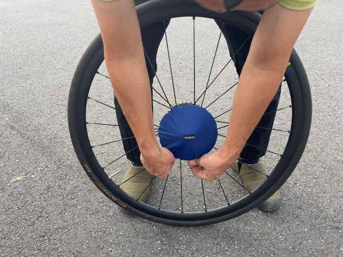 ディスクブレーキ自転車の輪行手順⑥ローターカバーを付ける
