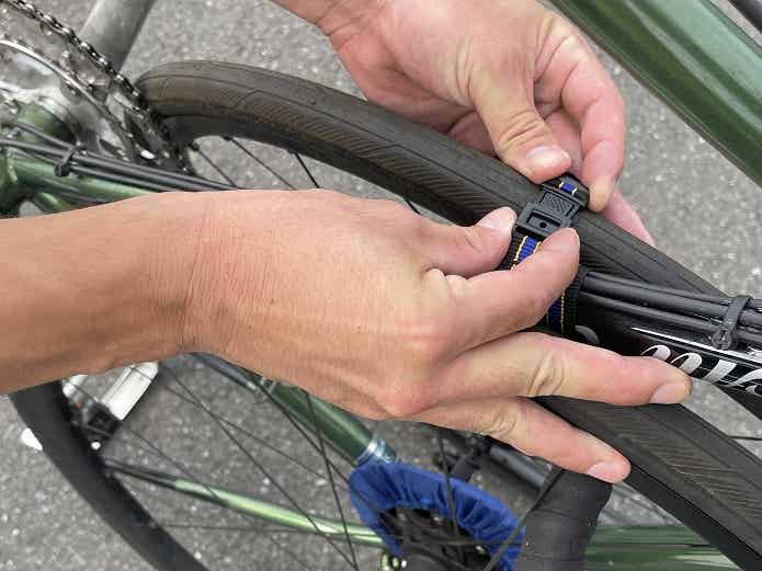 ディスクブレーキ自転車の輪行手順⑦ホイールを固定する