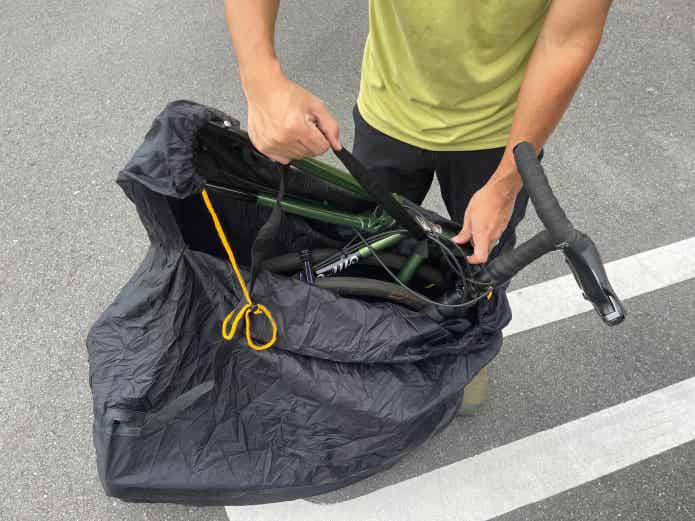 ディスクブレーキ自転車の輪行手順⑧輪行袋に収納する