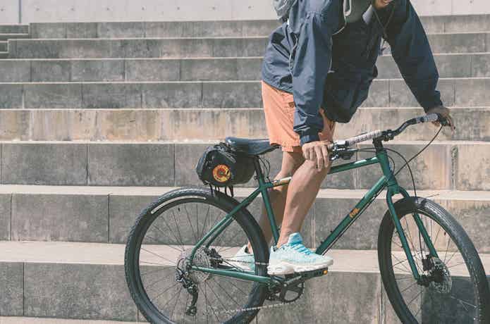 FUJIのクロスバイクで街乗りする男性