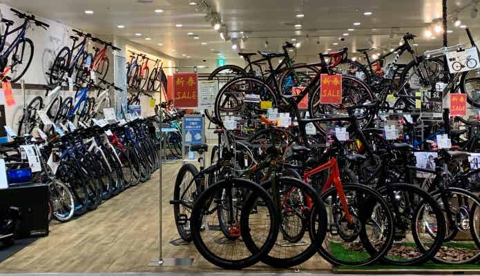 新春セール中の自転車ショップ