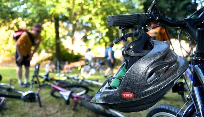 ヘルメットをクロスバイクのハンドルに引っ掛けた様子