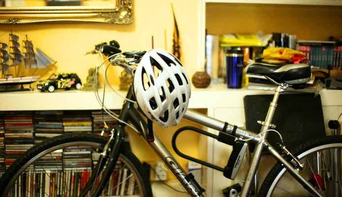 クロスバイクに引っ掛けたヘルメット