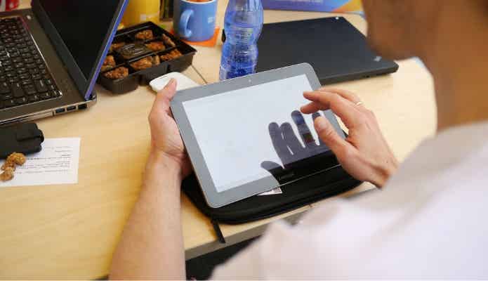タブレット端末を操作する男性