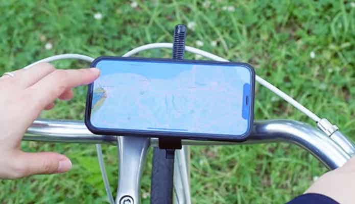スマホを横にしてホルダーに取り付けた様子