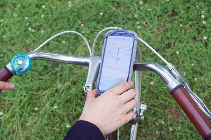 ホルダーで取り付けたスマホを操作する様子
