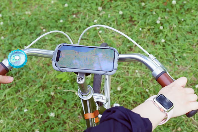 スマホを横向きにしてホルダーに取り付けた様子