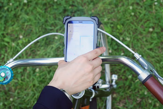 ホルダーからスマホを取り外す様子