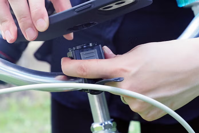 マウントと専用ケースを接続する様子