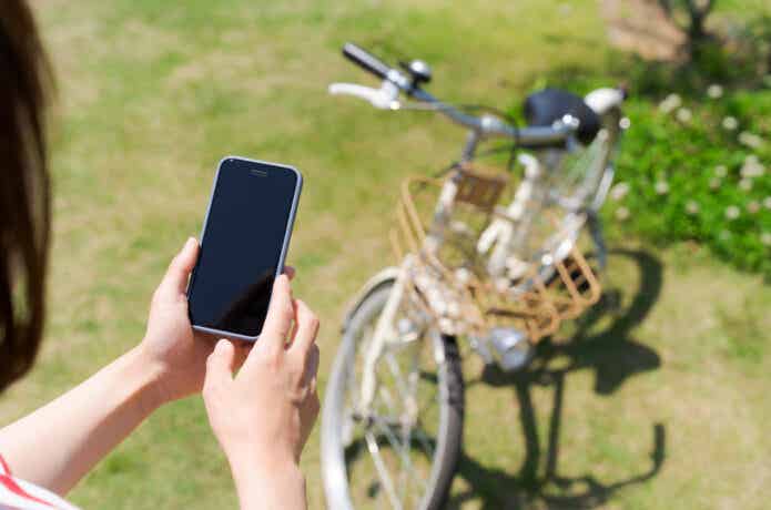 自転車を撮影する女性