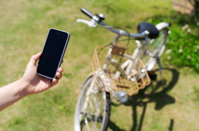 スマホで自転車の写真を撮る人