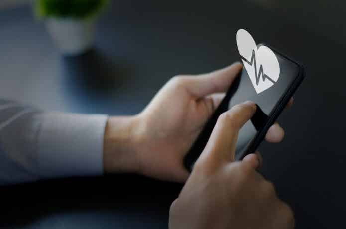 スマホで心拍数を確認する様子