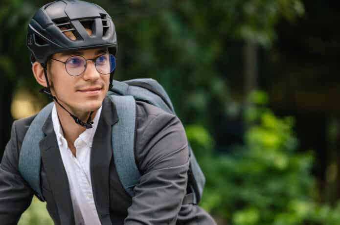 ヘルメットを被って自転車通勤する男性