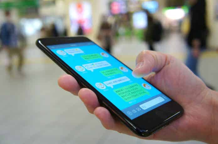 スマホのラインを確認する様子