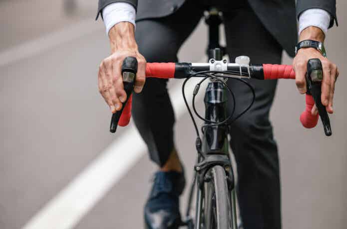 ロードバイクで自転車通勤をする男性
