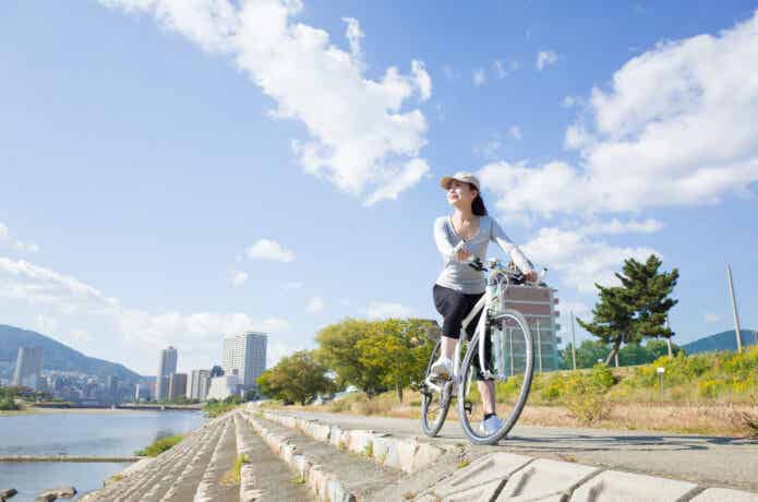 クロスバイクに乗ってサイクリングする女性