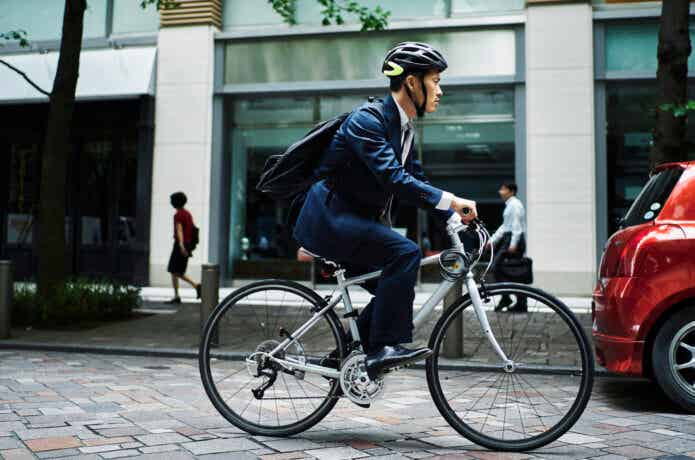 正しい姿勢でクロスバイクに乗る男性
