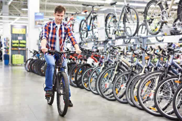 マウンテンバイクを試す男性