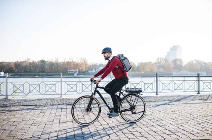 ebikeで走る男性